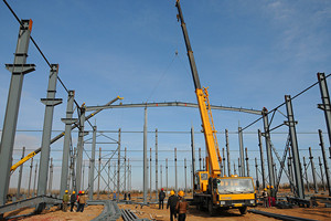 集團建筑產(chǎn)業(yè)園PC車間鋼結構“上梁”